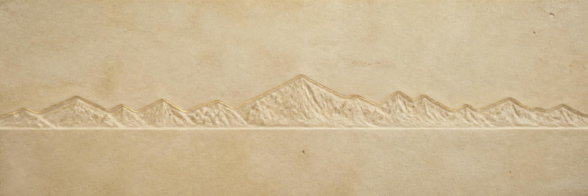 Kalksteinfries mit der Silhouette des Šar-Gebirges